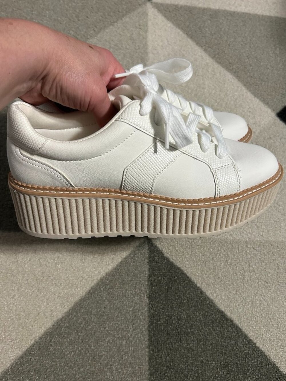 DV by Dolce Vita Bubbles White Leather/Chunky Ridged Platform Sneakers Wmn's 7.5